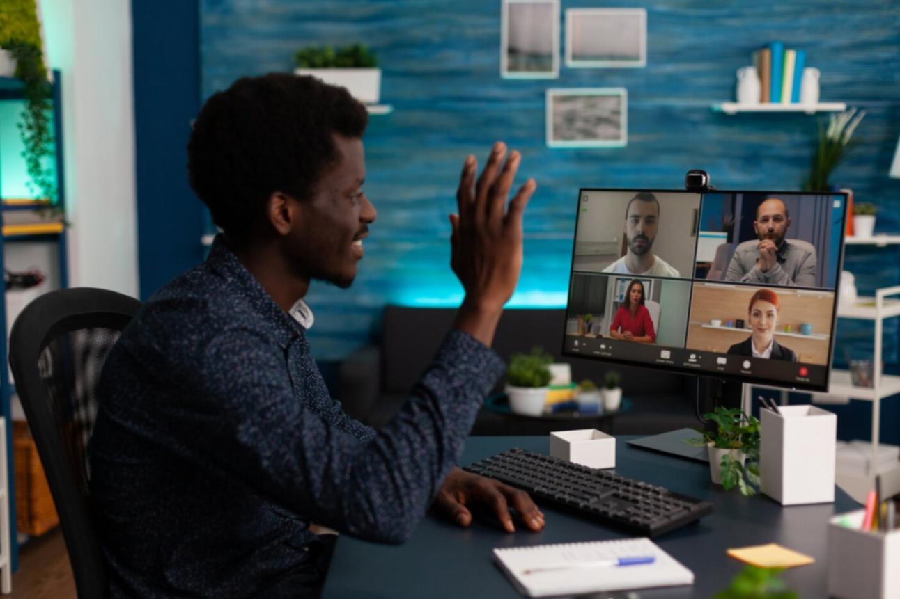 Büroumgebung mit Arbeitsmaterialien und Dokumenten