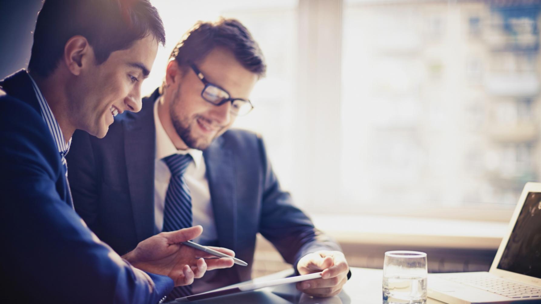 Teilnehmer beim gemeinsamen Analysieren von Finanzstrategien